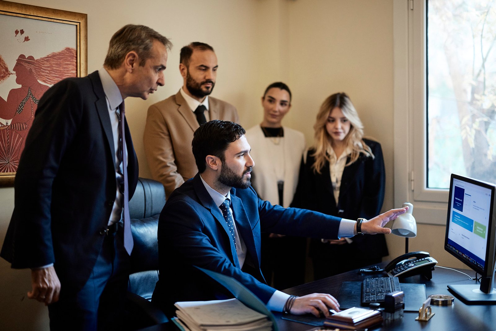 ο πρωθυπουργός Κυριάκος Μητσοτάκης, κατά την παρουσίαση του νέου ψηφιακού δικαστικού φακέλου σε δικηγορικό γραφείο της Αθήνας.