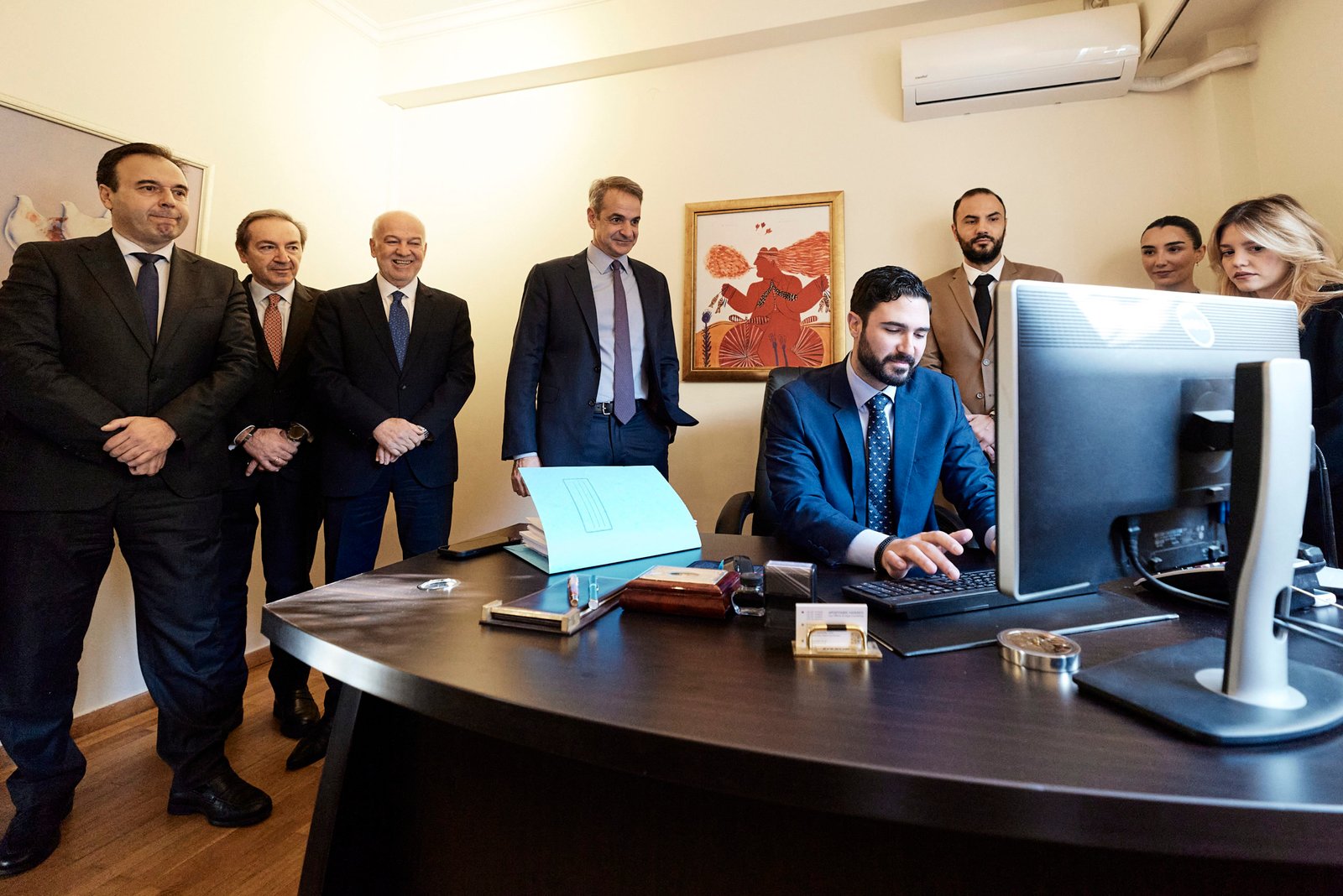 ο πρωθυπουργός Κυριάκος Μητσοτάκης, κατά την παρουσίαση του νέου ψηφιακού δικαστικού φακέλου σε δικηγορικό γραφείο της Αθήνας.