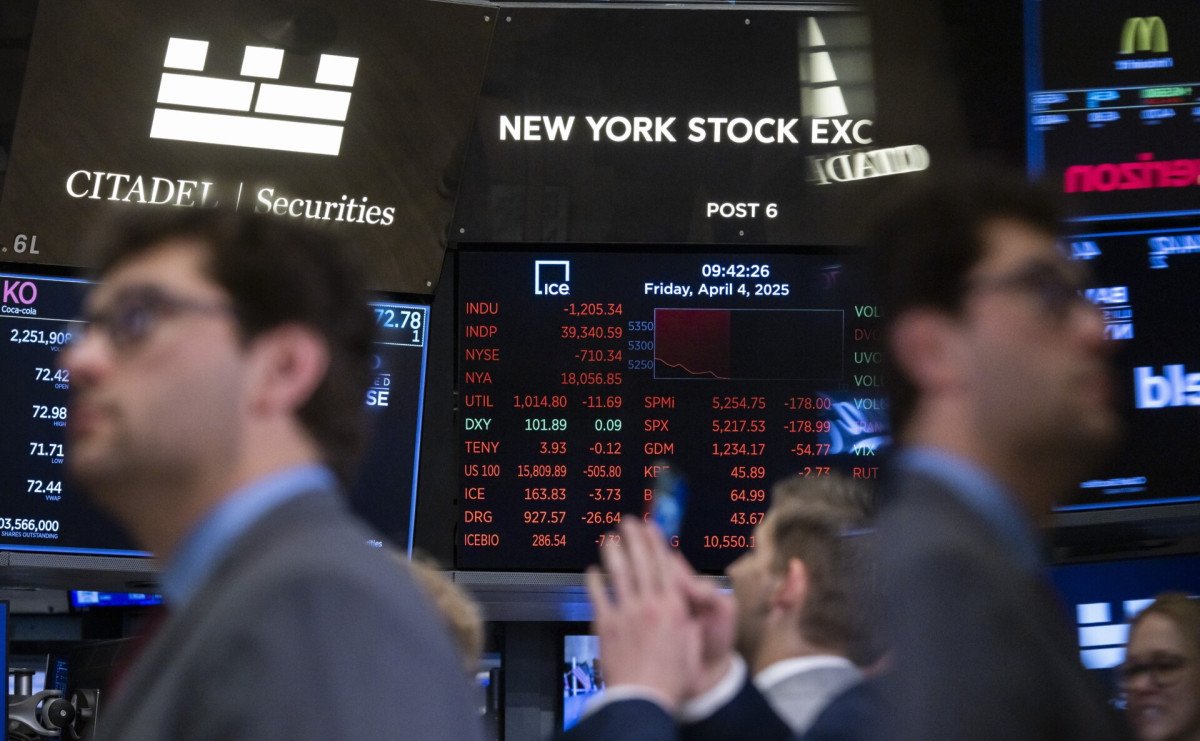 «Μάτωσε» η Wall: Μαζικό sell off λόγω δασμών και Γροιλανδίας - Έχασε 870 μονάδες ο Dow