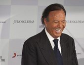 Χούλιο Ιγκλέσιας: Δύο πρώην υπάλληλοι του τον κατηγορούν για βιασμούς και σεξουαλικές επιθέσεις