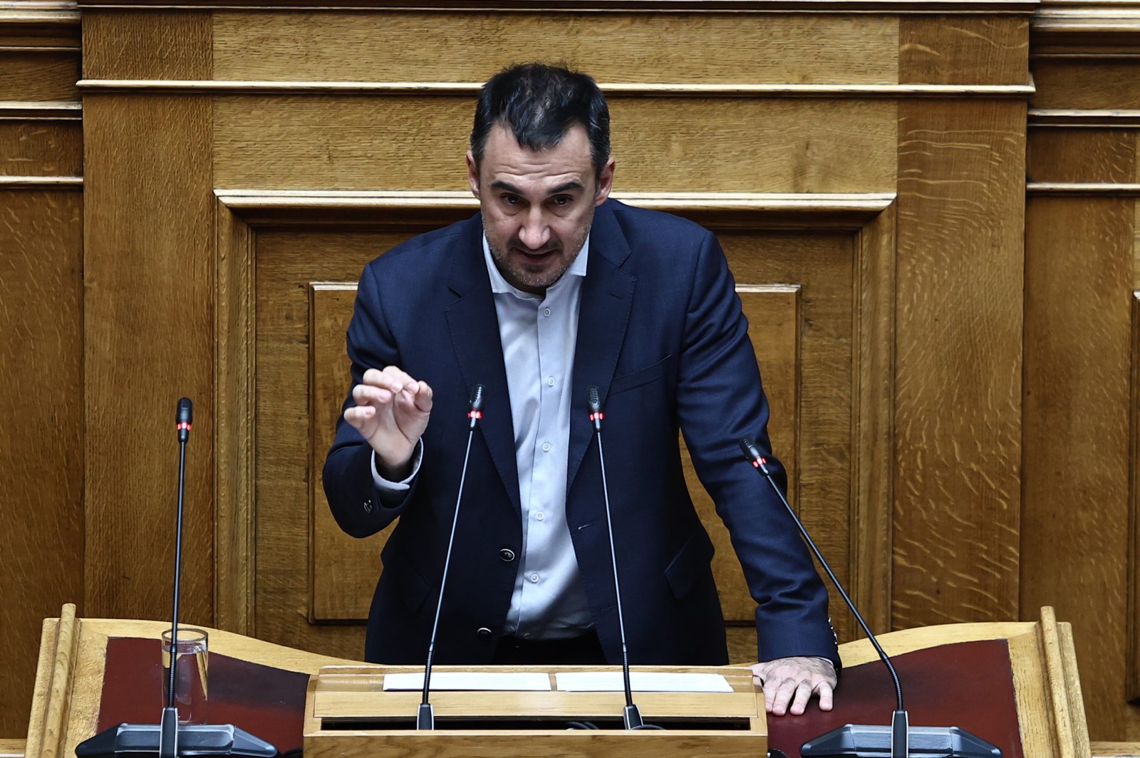 Χαρίτσης: Η σύμβαση τα δίνει όλα στον ιδιώτη πάροχο, στην Hellenic Train