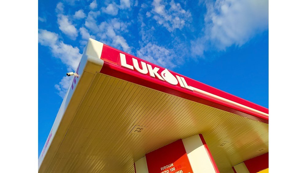 Reuters: Οι ΗΠΑ επιβραδύνουν την πώληση των assets της Lukoil για να πιέσουν τη Ρωσία