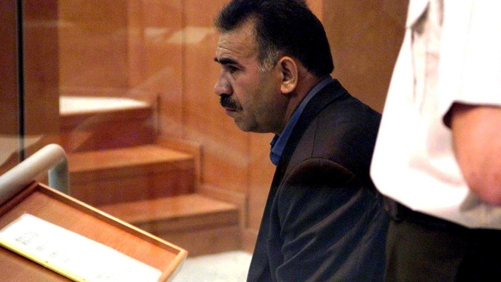 Οτσαλάν: “Ανοίγει η πόρτα σε μία νέα πολιτική εποχή” – Το μήνυμα έναν χρόνο μετά το κάλεσμα για διάλυση του PKK