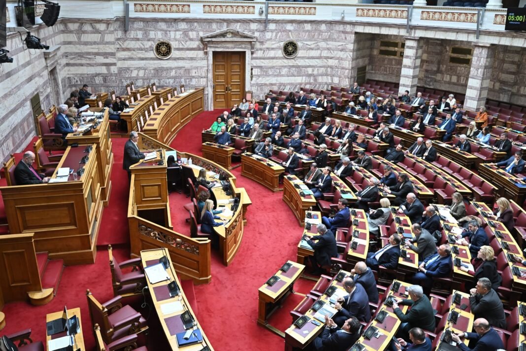 Σφοδρή αντιπαράθεση στην Βουλή για την τραγωδία στην Χίο