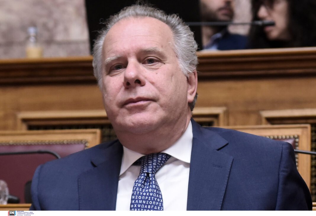 Κουμουτσάκος-στον-realfm-97,8-για-την-Παγκόσμια-Ημέρα-Ελληνικής-Γλώσσας:-Είναι-ένα-«χρυσό»-διαβατήριο-που-πρέπει-να-το-ταξιδέψουμε