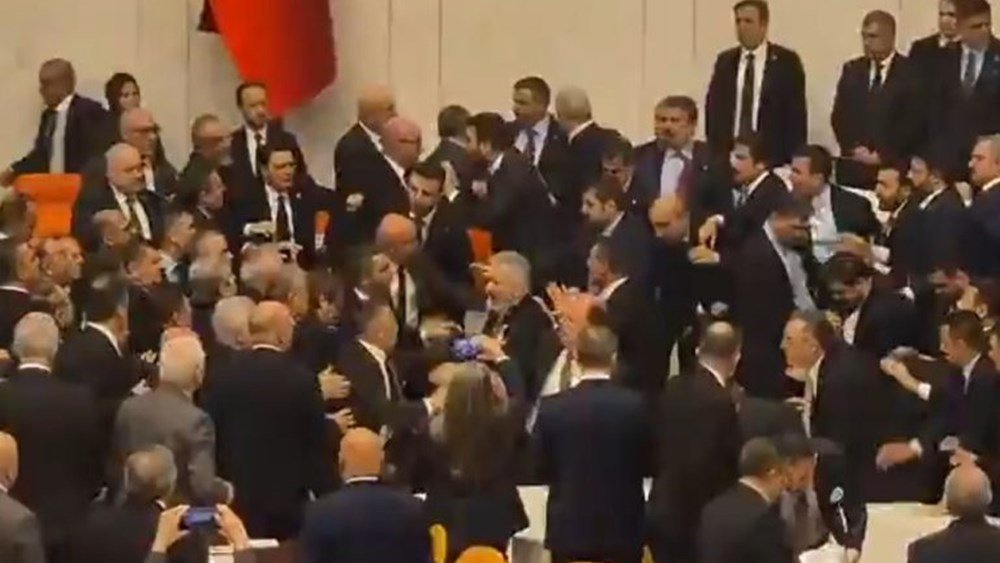 Χάος,-ξύλο-και-σοβαρά-επεισόδια-στην-τουρκική-Βουλή