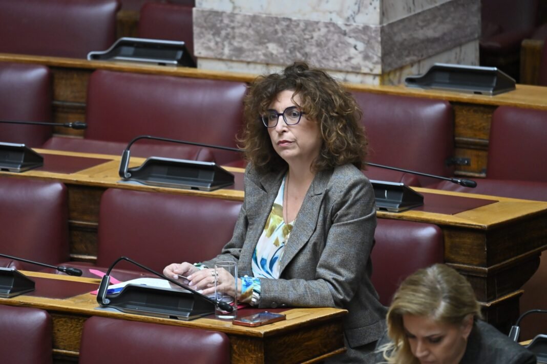 Βουλή:-Στα-έδρανα-της-Νέας-Αριστεράς-η-Ελένη-Καραγεωργοπούλου-μετά-την-αποχώρηση-από-την-Πλεύση-Ελευθερίας
