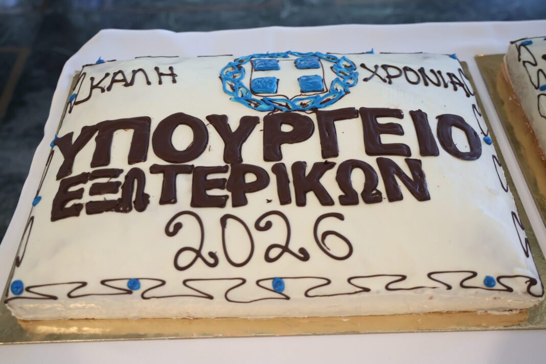 Κοπή-πίτας-στο-υπουργείο-Εξωτερικών:-Ο-διάλογος-Γεραπετρίτη-–-Λοβέρδου-για-το-«πρωτόκολλο»-και-η-τυχερή-υπάλληλος