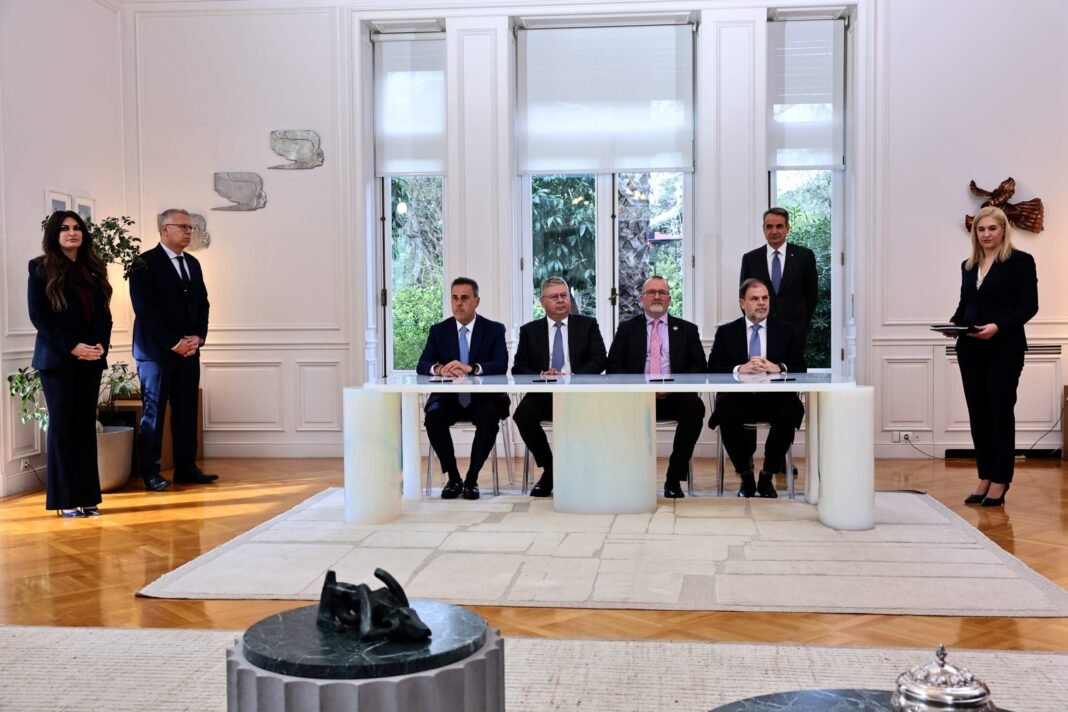 Έπεσαν οι υπογραφές με Chevron – Helleniq Energy – Μητσοτάκης: «Η χώρα κάνει άλμα στον τομέα της ενέργειας»