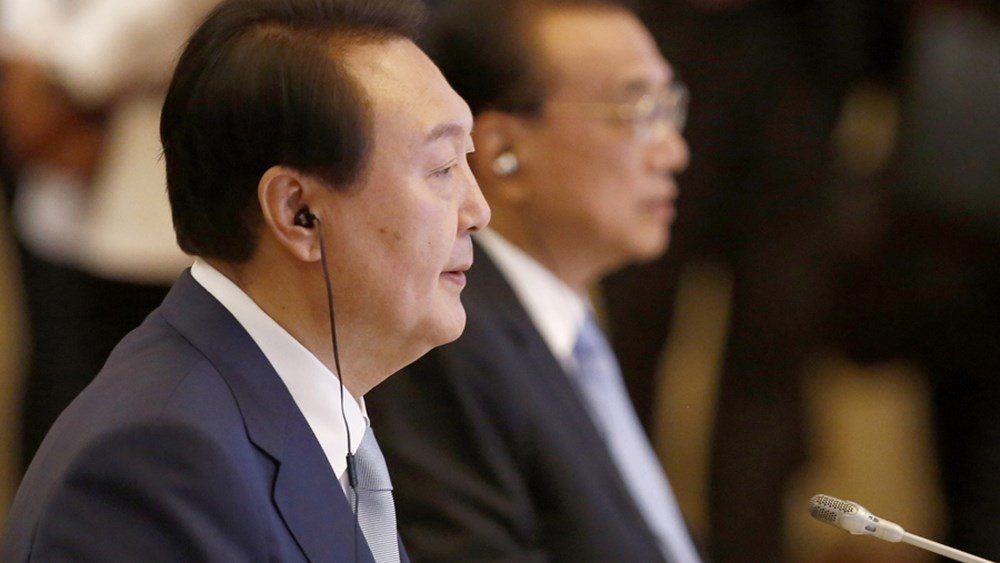 Ν. Κορέα: Ο Γιουν Σουκ Γεόλ καταδικάστηκε σε ισόβια κάθειρξη για τον στρατιωτικό νόμο