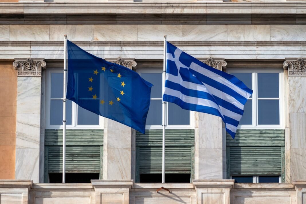 Oxford Economics στη «Ν»: Πότε θα κλείσει το χάσμα Ελλάδας – Ευρώπης στους μισθούς
