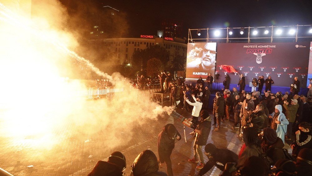 Αλβανία:-Συγκρούσεις-διαδηλωτών-με-την-αστυνομία-έξω-από-την-έδρα-της-κυβέρνησης
