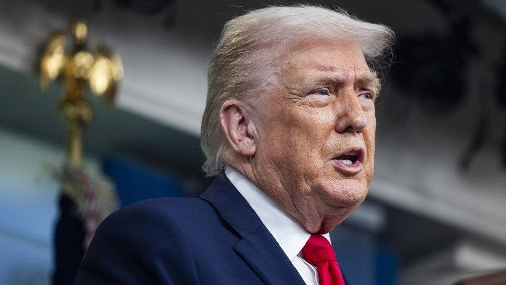 Ο Τραμπ απορεί γιατί το Ιράν δεν έχει συνθηκολογήσει μπροστά στην αμερικανική συγκέντρωση πολεμικής ισχύος