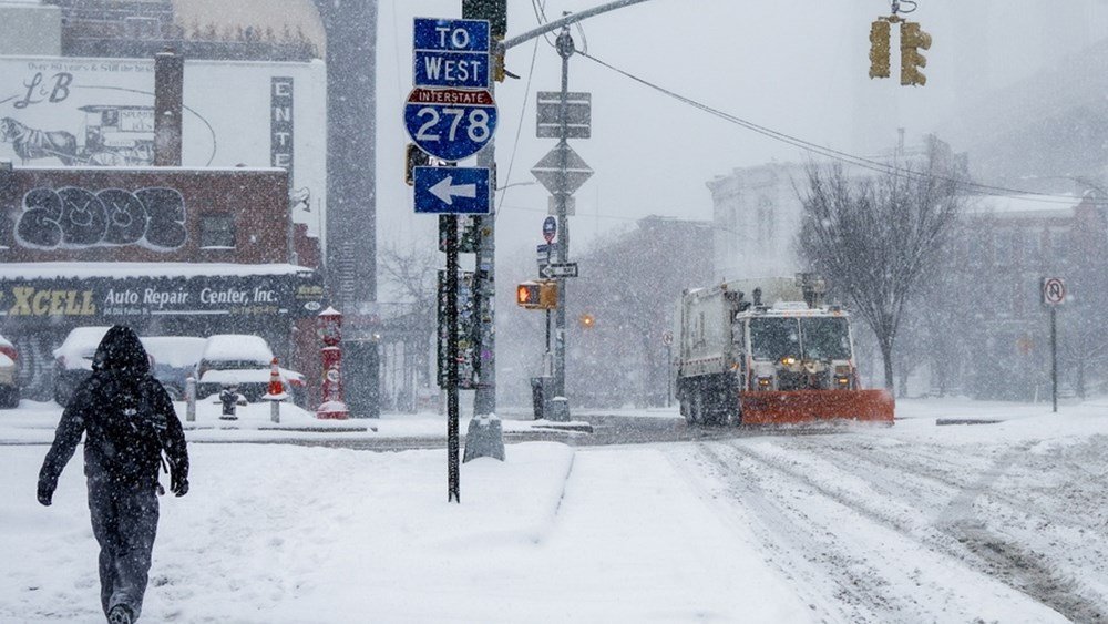 Σφοδρή χιονοθύελλα πλήττει τις βορειοανατολικές ΗΠΑ – Έκλεισαν αεροδρόμια, χωρίς ρεύμα 660.000 νοικοκυριά