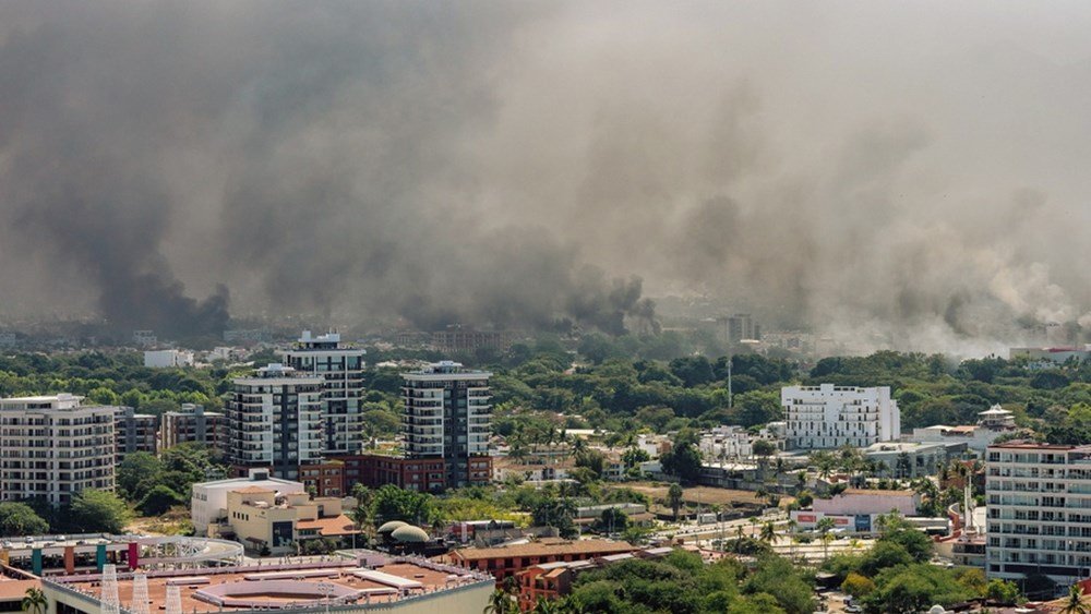 “Εμπόλεμη” ζώνη το Χαλίσκο του Μεξικού: Η κυβέρνηση αναπτύσσει 10.000 στρατιώτες εν μέσω ταραχών μετά τον θάνατο του “Ελ Μέντσο”