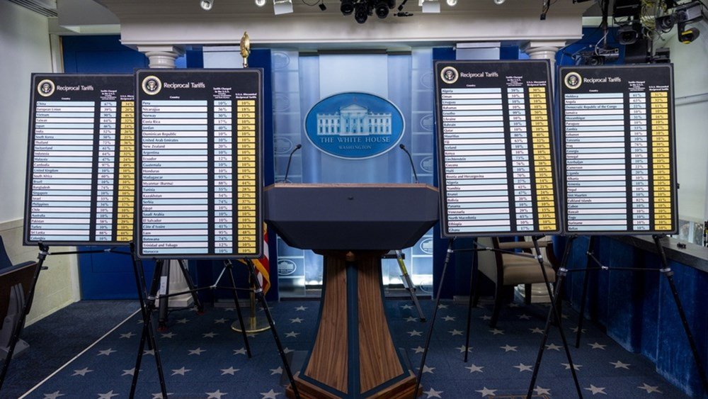 CNN: Οι δασμοί ακυρώθηκαν, οι Αμερικανοί θέλουν τα χρήματά τους πίσω – Μπορούν να τα πάρουν;