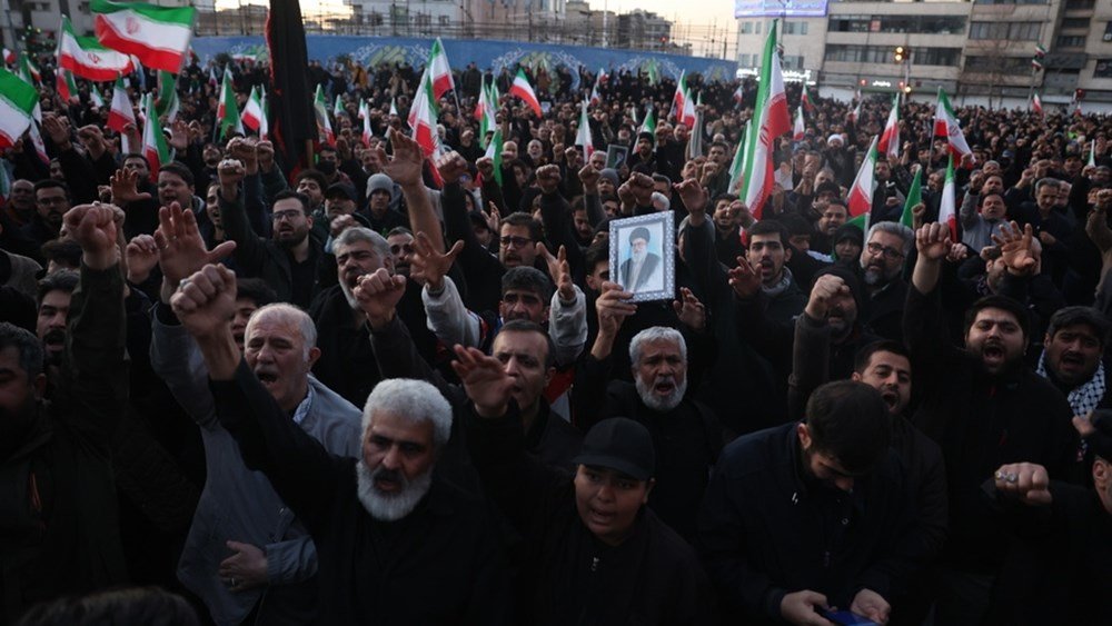 Χιλιάδες διαδηλωτές στην Τεχεράνη αποτίουν τις τελευταίες τιμές στον Χαμενεΐ – Ολονύχτιοι ισραηλινοί βομβαρδισμοί
