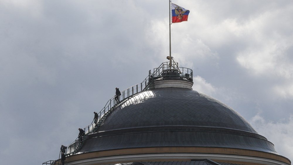 Η Ρωσία προειδοποιεί για τους κινδύνους που συνεπάγεται το κλείσιμο του Στενού του Ορμούζ για τη μεταφορά του πετρελαίου