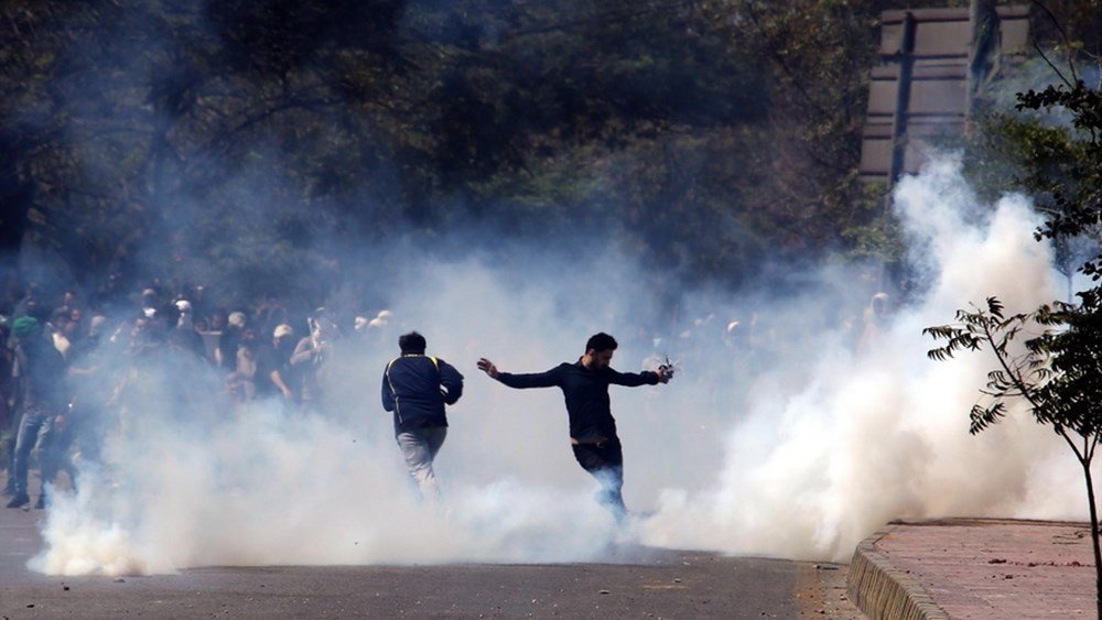 Εκατοντάδες διαδηλωτές επιτέθηκαν στις αμερικανικές πρεσβείες σε Βαγδάτη και Καράτσι – 21 νεκροί στο Καράτσι