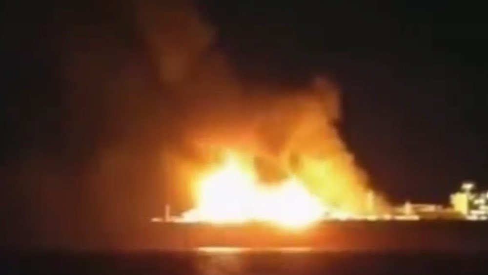Βυθίστηκε ρωσικό δεξαμενόπλοιο μεταφοράς LNG μετά από τεράστια πυρκαγιά ανοιχτά των ακτών της Λιβύης