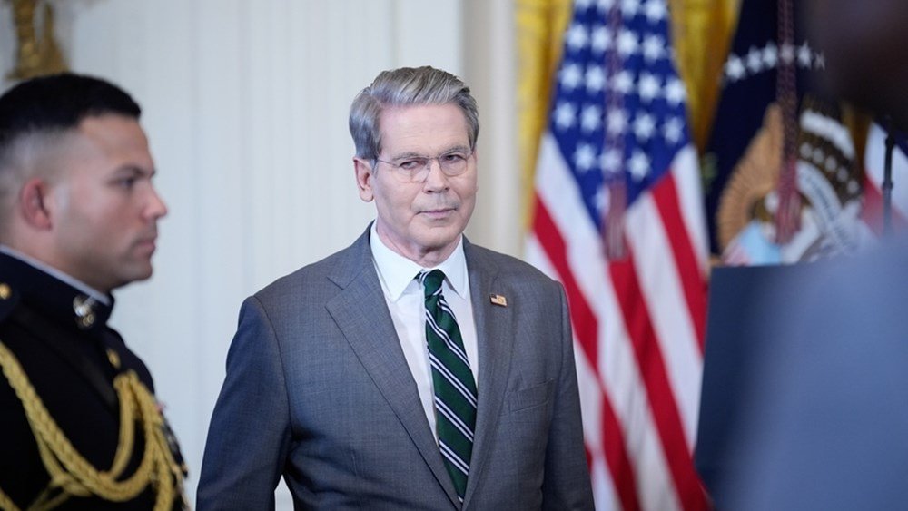 Το-αμερικανικό-Πολεμικό-Ναυτικό-θα-προστατεύει-τα-πλοία-στο-Χορμούζ,-όταν-αυτό-καταστεί-εφικτό,-δηλώνει-ο-ΥΠΟΙΚ-των-ΗΠΑ