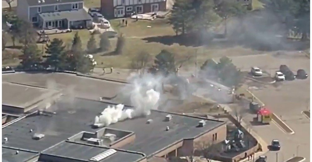 Πυροβολισμοί σε συναγωγή στο Μίσιγκαν: Όχημα έπεσε στο κτίριο που στεγάζει και σχολείο – Νεκρός ο δράστης Πυροβολισμοί-σε-συναγωγή-στο-Μίσιγκαν:-Όχημα-έπεσε-στο-κτίριο-που-στεγάζει-και-σχολείο-–-Νεκρός-ο-δράστης