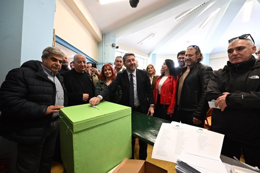 Στο-Περιστέρι-ψήφισε-ο-Ανδρουλάκης-για-τις-εσωκομματικές-εκλογές-του-ΠΑΣΟΚ-–-«Να-ενώσουμε-τις-δυνάμεις-μας-για-την-πολιτική-αλλαγή»