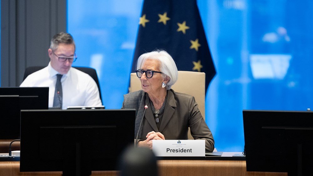 Bloomberg: Η Λαγκάρντ απέρριψε τους ισχυρισμούς του Μπέσεντ για βραχύβιες επιπτώσεις του πολέμου στην παγκόσμια οικονομία bloomberg:-Η-Λαγκάρντ-απέρριψε-τους-ισχυρισμούς-του-Μπέσεντ-για-βραχύβιες-επιπτώσεις-του-πολέμου-στην-παγκόσμια-οικονομία