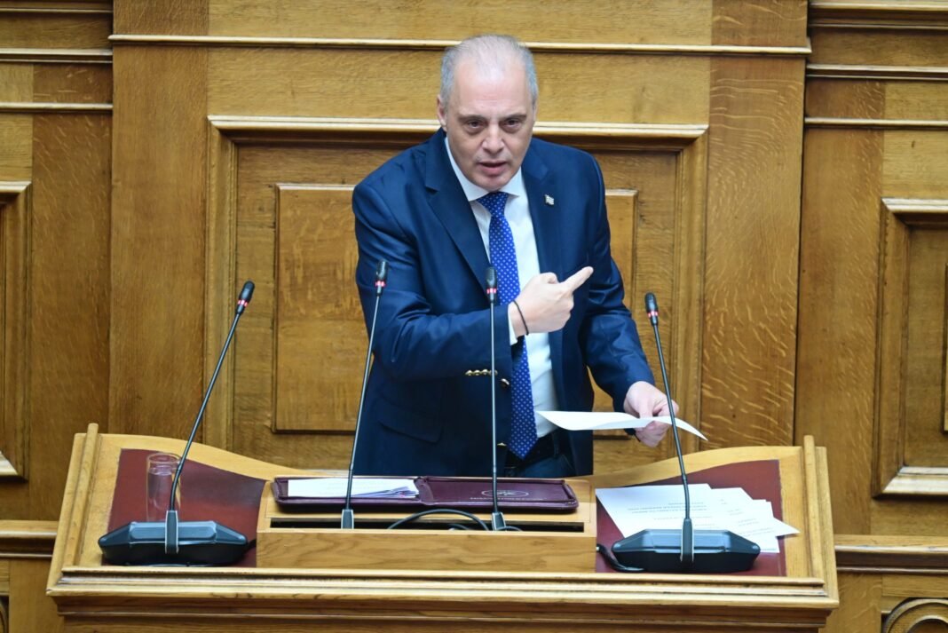 Βελόπουλος:-Η-κυβέρνηση-λειτουργεί-ως-κοινός-απατεώνας