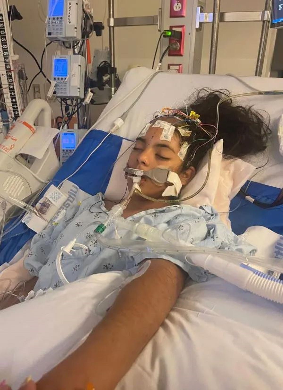 Η 12χρονη Κίμπερλι Ζαβαλέτα πέθανε αφού χτυπήθηκε στο κεφάλι με μεταλλικό παγούρι στον διάδρομο του λυκείου της.Πηγή: GoFundMe