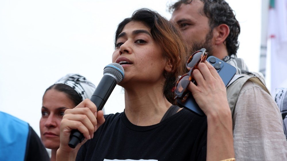 Γαλλία: Κρατείται από την αστυνομία η ευρωβουλευτής του Μελανσόν, Ρίμα Χασάν, για “υποστήριξη τρομοκρατίας” Γαλλία:-Κρατείται-από-την-αστυνομία-η-ευρωβουλευτής-του-Μελανσόν,-Ρίμα-Χασάν,-για-“υποστήριξη-τρομοκρατίας”