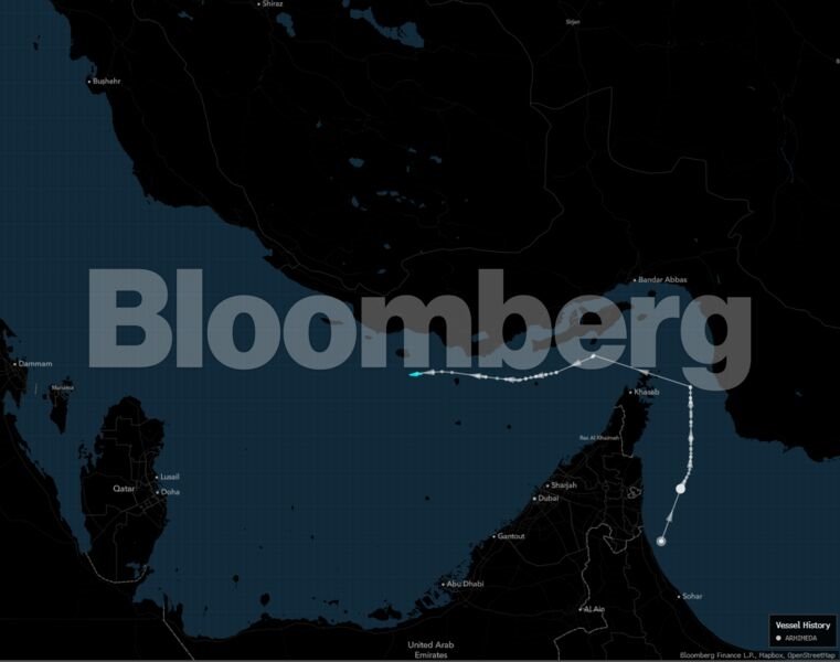 Σπάνια-διέλευση-σούπερ-τάνκερ-με-σημαία-Ρωσίας-από-τα-Στενά-του-Ορμούζ