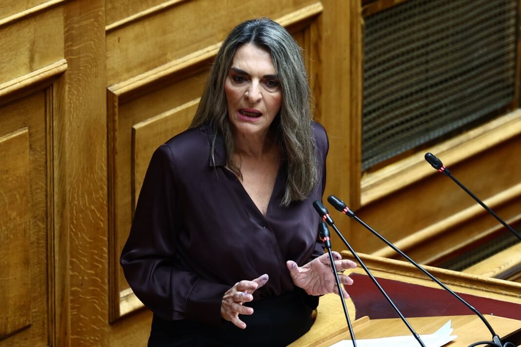 Πέρκα στη Βουλή: «Ο εθισμός σε αυτή τη στρεβλή κανονικότητα του κ. Μητσοτάκη συνιστά τη μεγαλύτερη ήττα μιας δημοκρατικής κοινωνίας» Πέρκα-στη-Βουλή:-«Ο-εθισμός-σε-αυτή-τη-στρεβλή-κανονικότητα-του-κ.-Μητσοτάκη-συνιστά-τη-μεγαλύτερη-ήττα-μιας-δημοκρατικής-κοινωνίας»