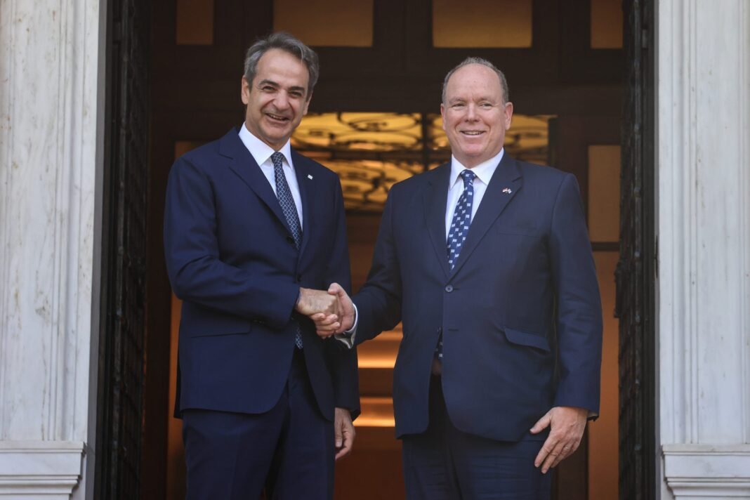 Ο-Κυριάκος-Μητσοτάκης-υποδέχθηκε-στο-Μέγαρο-Μαξίμου-τον-πρίγκιπα-Αλβέρτο-Β’-του-Μονακό