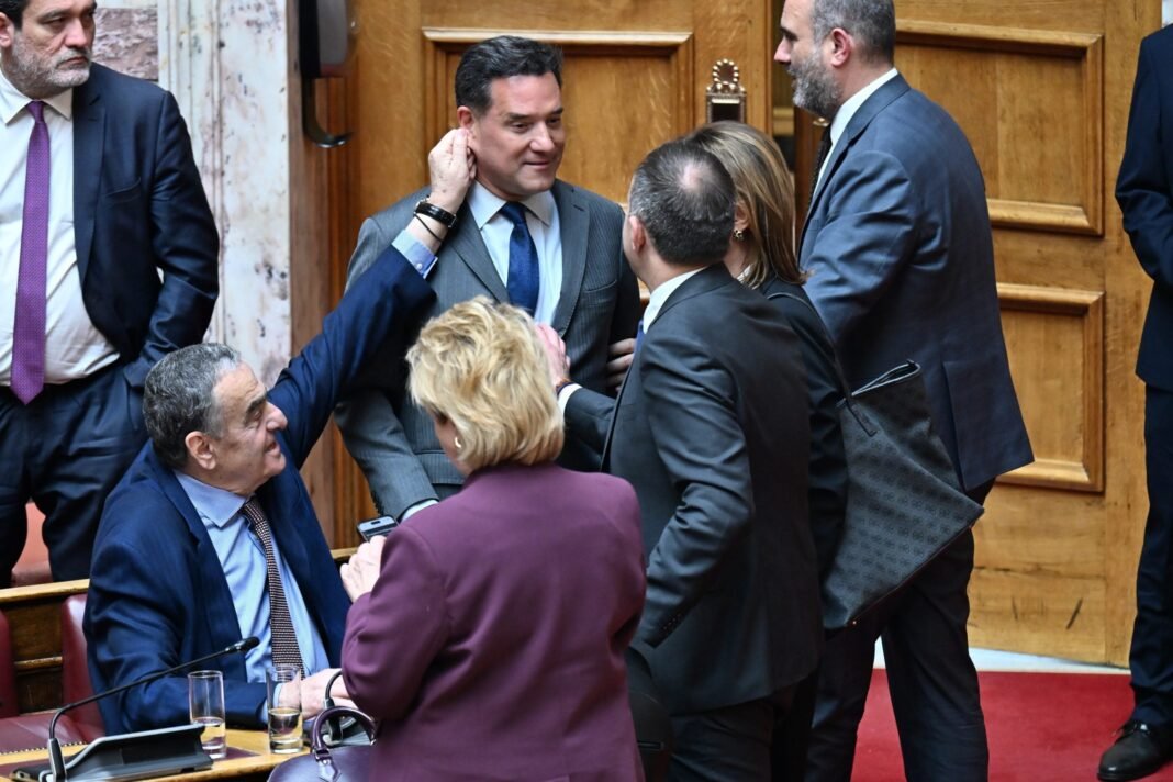 Βουλή: Υπερψηφίστηκε η άρση ασυλίας των 13 βουλευτών της ΝΔ – Οι απόντες, τα πηγαδάκια και τα… πειράγματα – ΦΩΤΟ Βουλή:-Υπερψηφίστηκε-η-άρση-ασυλίας-των-13-βουλευτών-της-ΝΔ-–-Οι-απόντες,-τα-πηγαδάκια-και-τα…-πειράγματα-–-ΦΩΤΟ