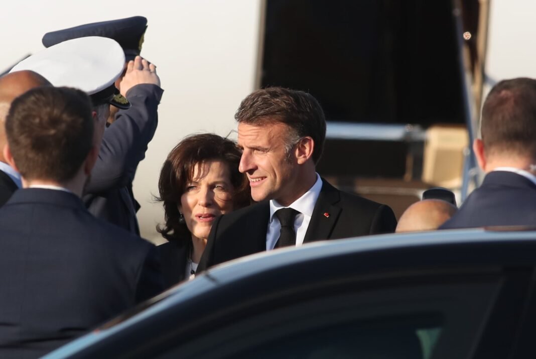 Στην-Ρωμαϊκή-Αγορά-ο-Εμανουέλ-Μακρόν-–-Τον-υποδέχθηκε-ο-Κυριάκος-Μητσοτάκης-–-Δείτε-live