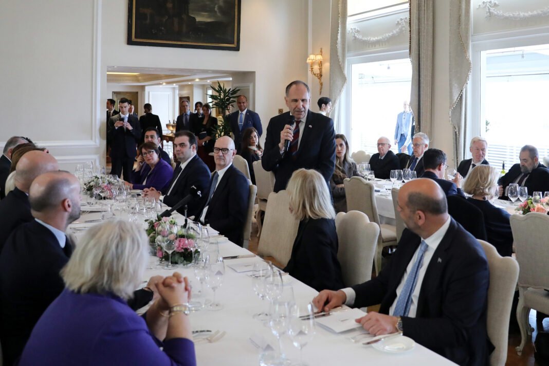 Το-γεύμα-που-παρέθεσε-ο-Γιώργος-Γεραπετρίτης-στους-Γάλλους-υπουργούς