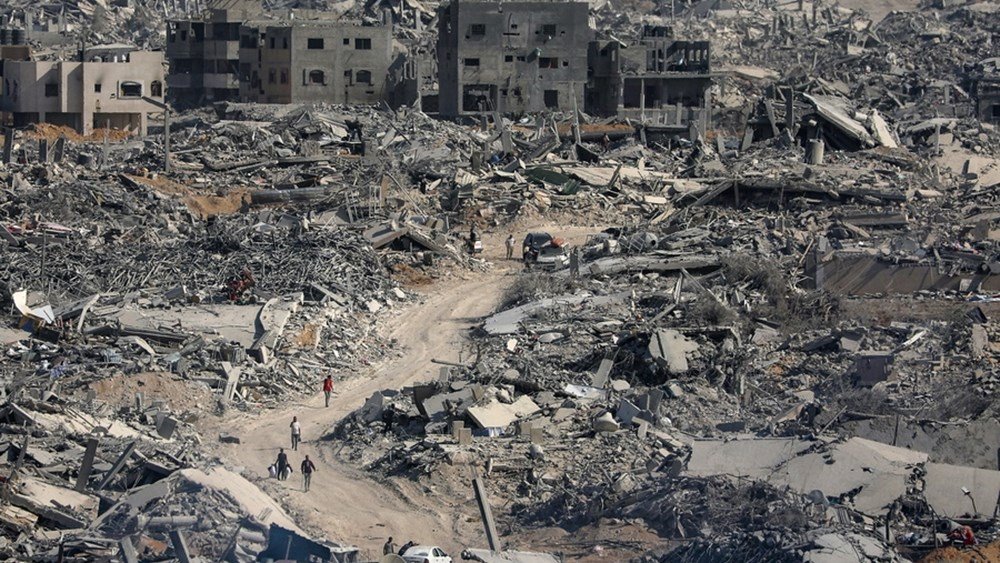 Παλαιστίνιοι-χρησιμοποιούν-συντρίμμια-από-τον-πόλεμο-για-να-ξαναφτιάξουν-δρόμους-στη-Γάζα