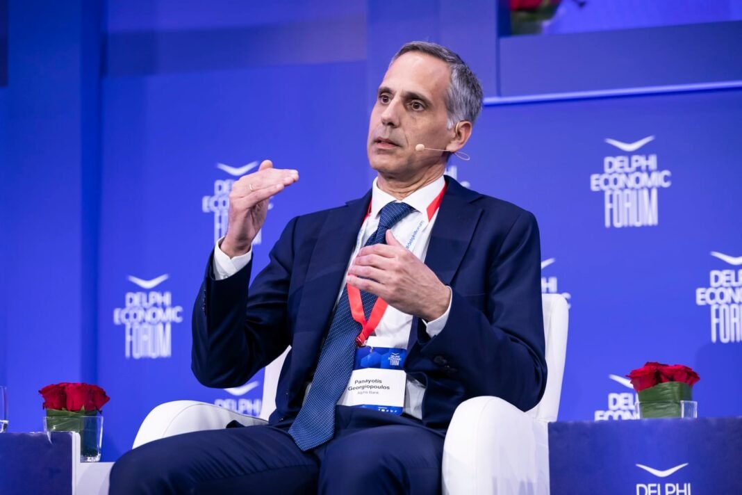 Π.-Γεωργιόπουλος-στο-delphi-economic-forum-xi:-Το-«στοίχημα-της-εμπιστοσύνης»-και-το-δημογραφικό-που-θα-αλλάξει-το-τραπεζικό-μοντέλο