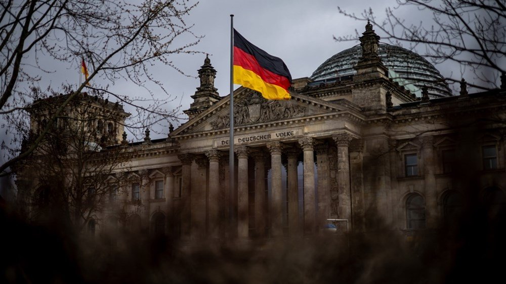 Γερμανία:-Σχεδιάζει-111-δισ.-νέου-χρέους-για-το-2027-–-Εισηγείται-φόρο-ζάχαρης-και-πλαστικού