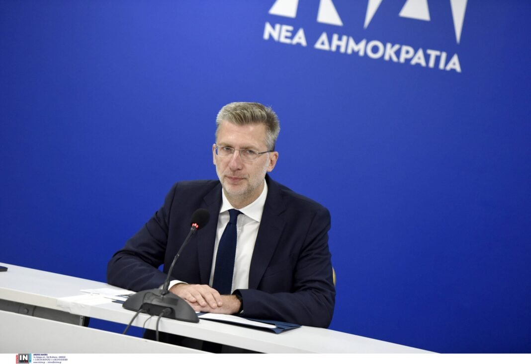 Σκέρτσος-στο-Προσυνέδριο-της-ΝΔ:-«Το-επιτελικό-κράτος-λειτουργεί-ως-ομάδα,-όχι-ως-σύνολο-φέουδων-–-Ο-αντίπαλος-δεν-είναι-εσωτερικός»-–-Η-απάντηση-στις-«γαλάζιες»-γκρίνιες