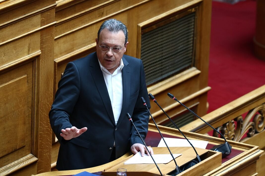 Φάμελλος: Η χώρα βρίσκεται στο επίκεντρο μίας μείζονος πολιτικής κρίσης Φάμελλος:-Η-χώρα-βρίσκεται-στο-επίκεντρο-μίας-μείζονος-πολιτικής-κρίσης