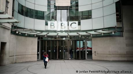 Το BBC μειώνει το δυναμικό του – μειώνει και τη δυναμική του;