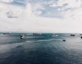 ΤΑ ΗΑΕ ζητούν από ορισμένους αγοραστές πετρελαίου να προμηθεύονται από τον Κόλπο εκτός των Στενών του Ορμούζ