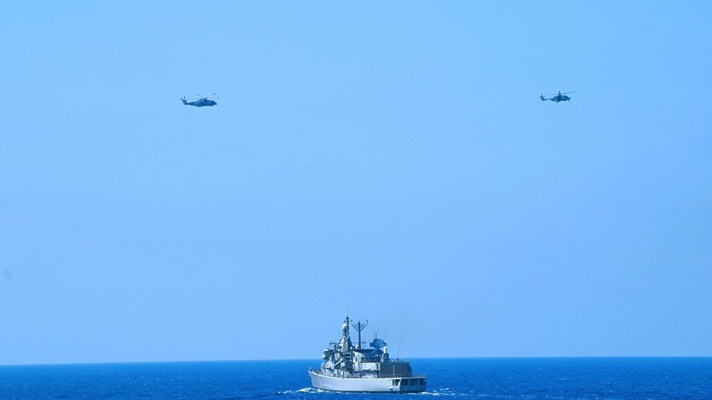 fars:-Δύο-πύραυλοι-χτύπησαν-αμερικανικό-πολεμικό-πλοίο-κοντά-στο-Τζασκ-–-Διαψεύδει-Αμερικανός-αξιωματούχος