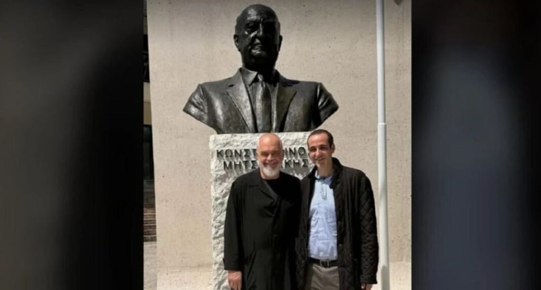 Στη Δερβιτσάνη ο Δημητριάδης – Επισκέφτηκε το άγαλμα του παππού του, συνοδεία του Έντι Ράμα Στη-Δερβιτσάνη-ο-Δημητριάδης-–-Επισκέφτηκε-το-άγαλμα-του-παππού-του,-συνοδεία-του-Έντι-Ράμα