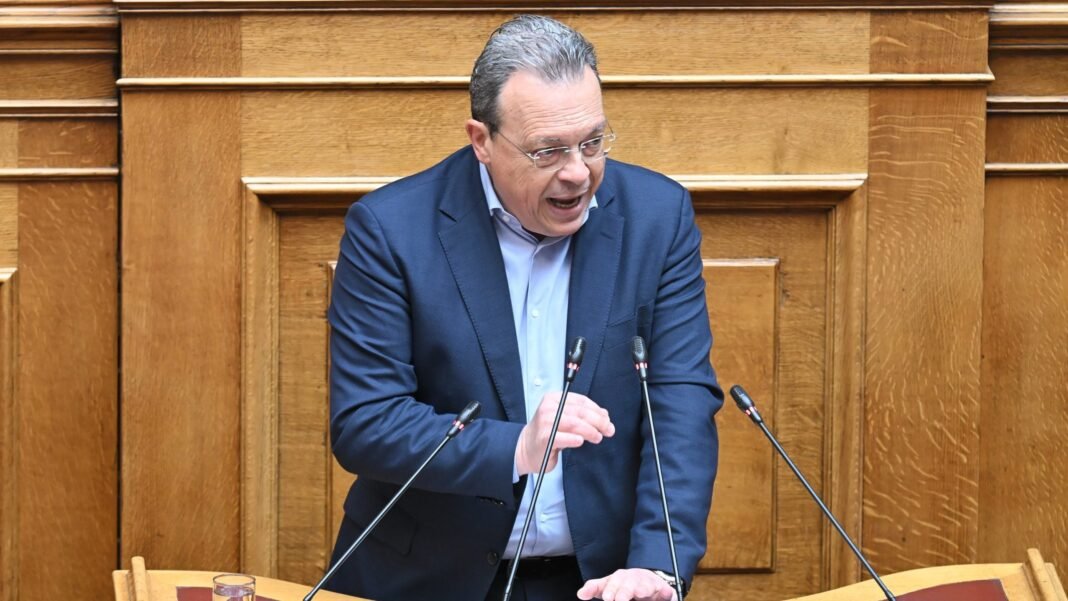 Φάμελλος-στη-Βουλή:-«Η-πραγματική-οικονομία-βυθίζεται-–-Η-διαφθορά-σας-σκοτώνει-και-την-ανάπτυξη»-–-Σφοδρή-επίθεση-στην-κυβέρνηση