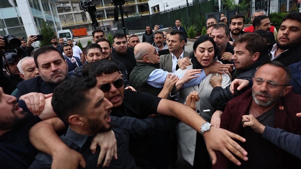 Τουρκία: Εκκενώθηκαν τα γραφεία του CHP – Πορεία Οζέλ προς το κοινοβούλιο Τουρκία:-Εκκενώθηκαν-τα-γραφεία-του-chp-–-Πορεία-Οζέλ-προς-το-κοινοβούλιο