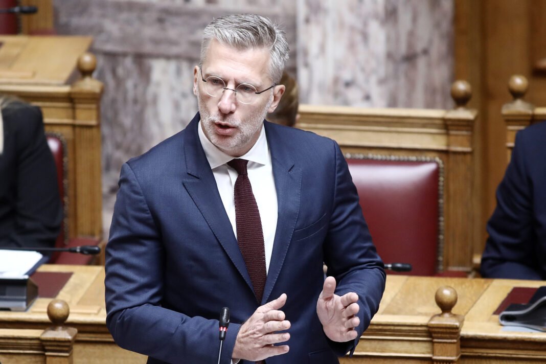 Βουλή:-Απορρίφθηκε-η-ένσταση-αντισυνταγματικότητας-για-διάταξη-ΕΥΠ-–-Σκέρτσος-σε-αντιπολίτευση:-«Γίνατε-ουρά-της-Πλεύσης-Ελευθερίας»