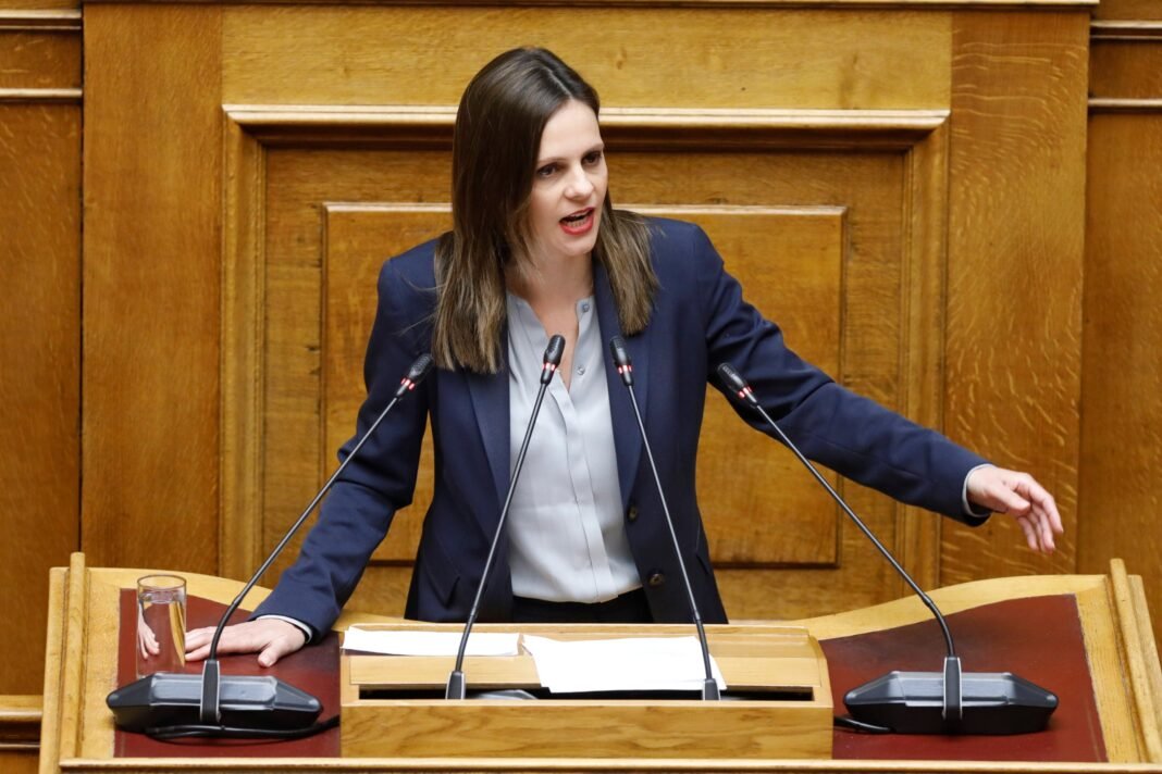Έφη-Αχτσιόγλου:-Παραιτήθηκε-από-τη-βουλευτική-της-έδρα-–-«Δεν-παραιτούμαι-όμως-από-την-ενεργό-πολιτική»
